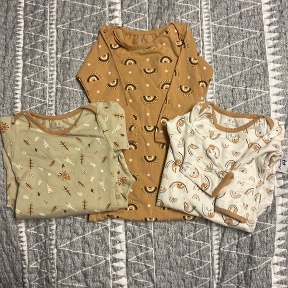 ⭐️ ⭐️ SOLD ⭐️ ⭐️ 3 pack gown sleepers with hand covers and ties at the bottom - Picture 1 of 5